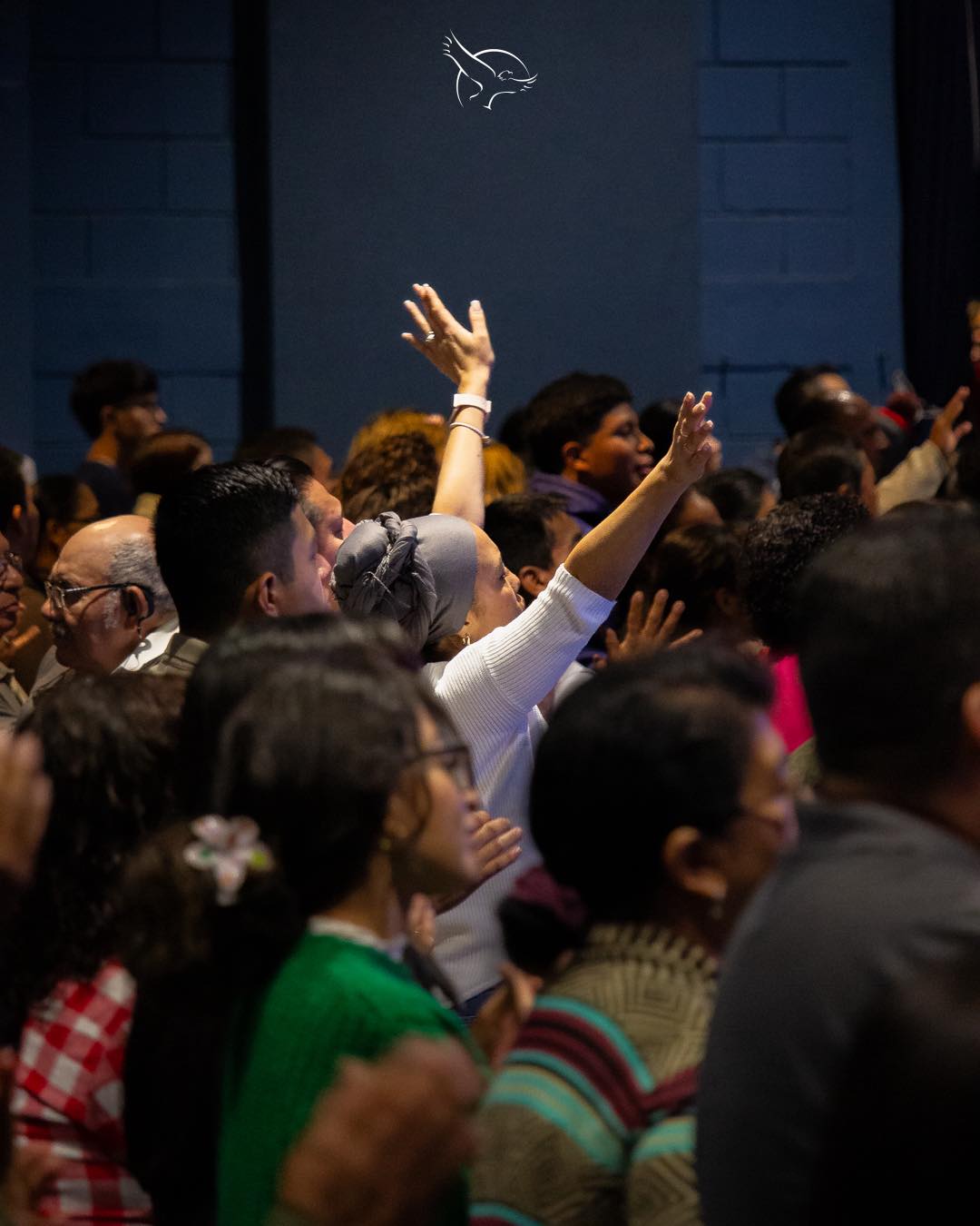 Congregación adorando